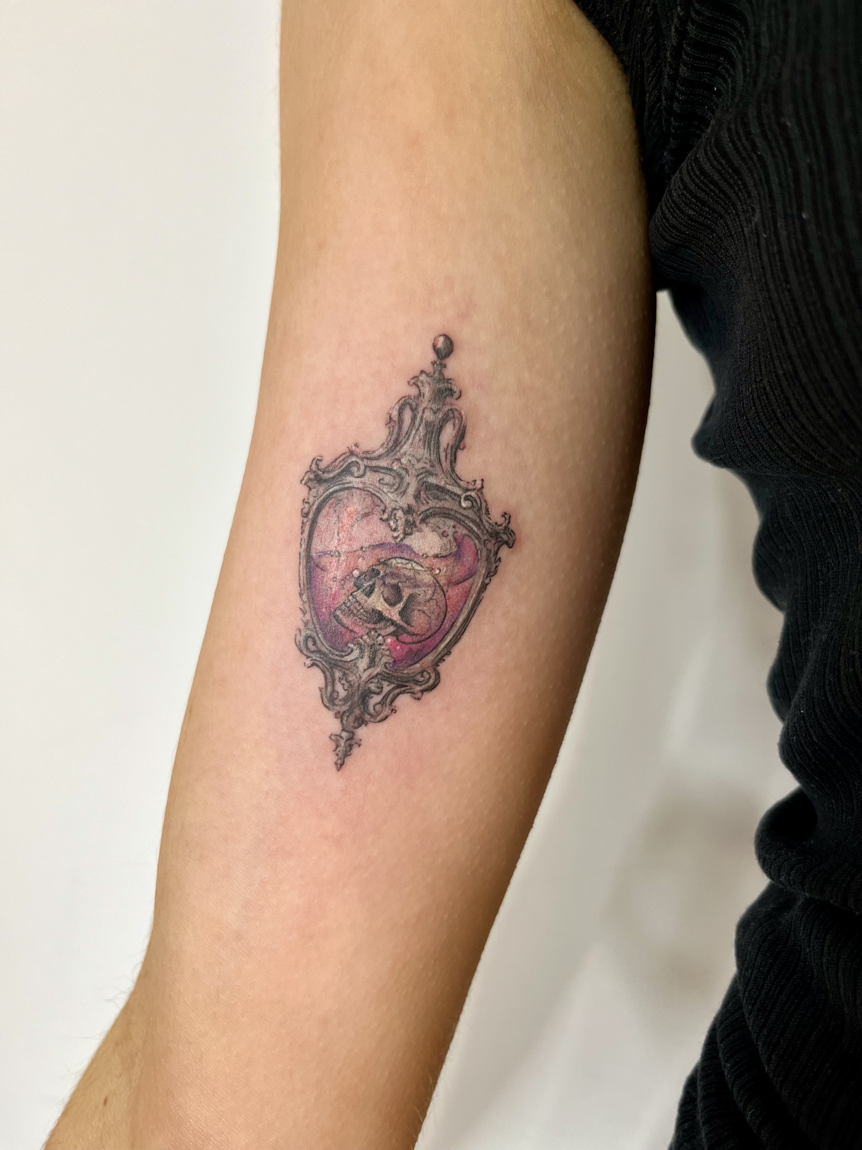 İstanbul'da Emy Dövme Sanatçısı tarafından yapılmış canlı kişiye özel dövme çalışması